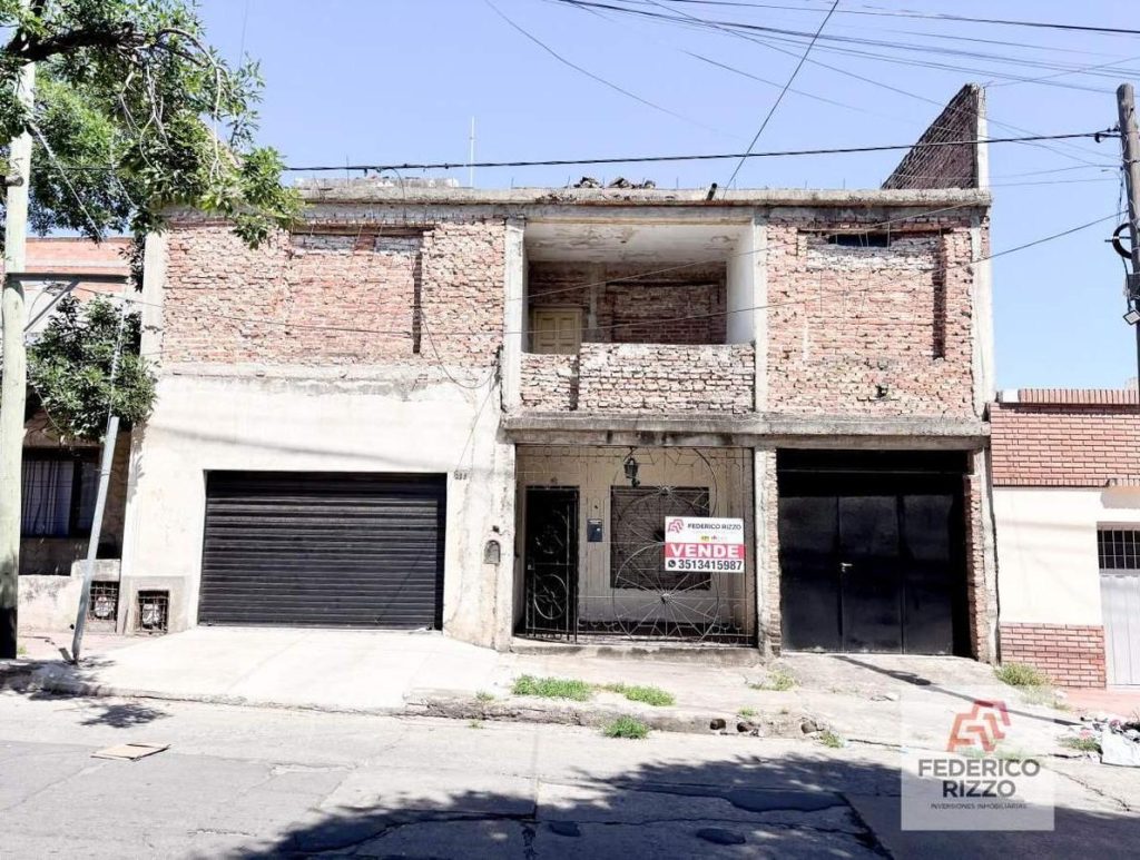 Fachada de casa en venta en Alberdi sobre calle Chutro
