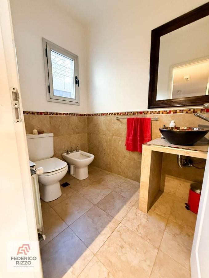 Baño de cortesia de dúplex en venta en calle Ramón Mestre Córdoba