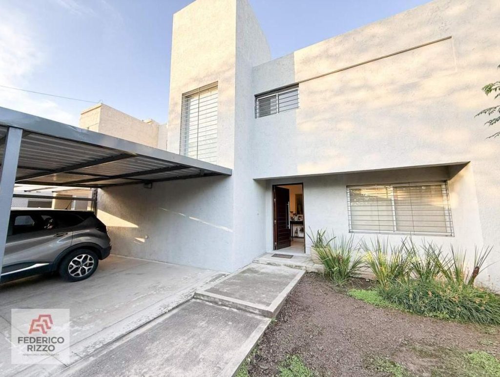Fachada de dúplex en venta en calle Ramón Mestre Córdoba