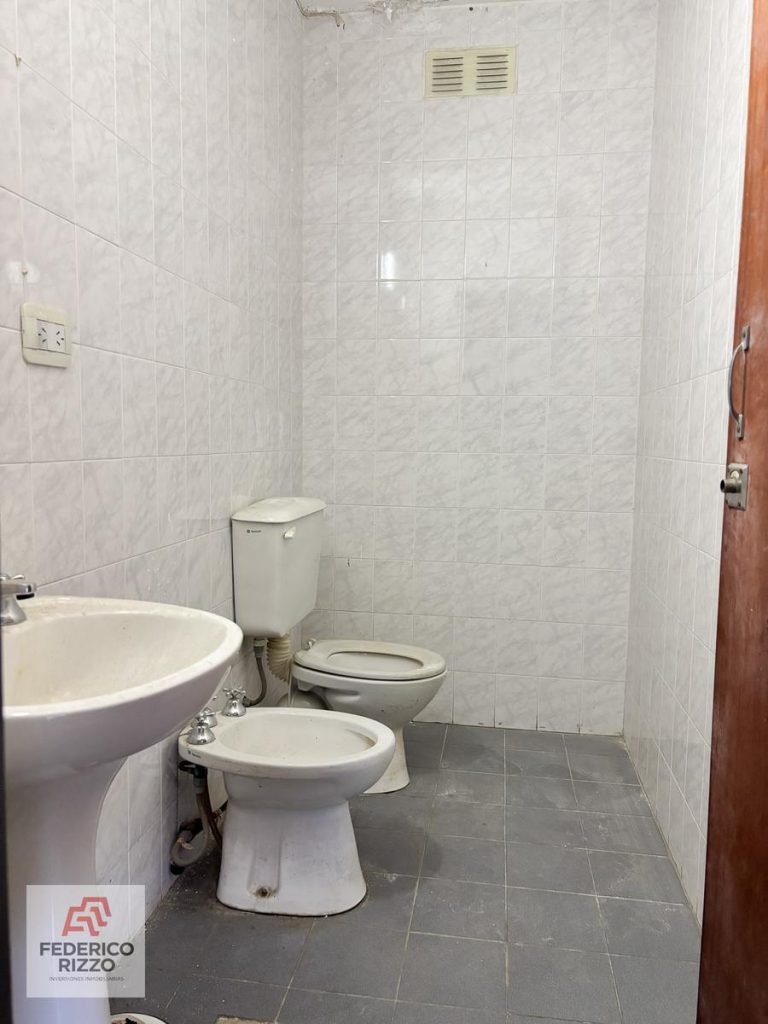 oficina con baño y kitchenette en galpón